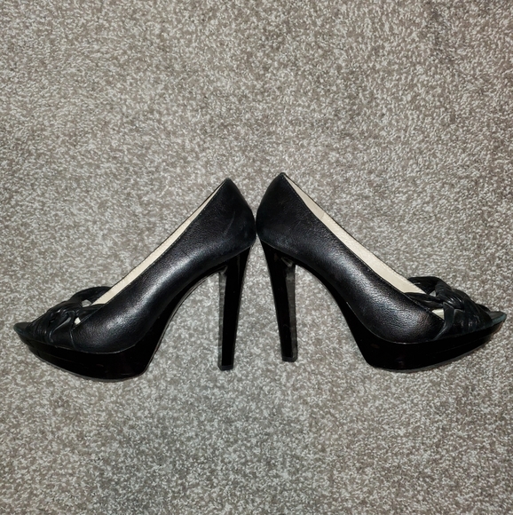 COPY - 2/$75 π Like new Black leather Michael Kors heals! Size 8 - Picture 1 of 8